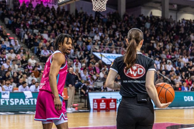 Zach Cooks (Telekom Baskets Bonn, 03) spricht mit der Schiedsrichterin Telekom Baskets Bonn vs. MLP Academics Heidelberg, Basketball, easy Credit BBL, 27. Spieltag, 2025 2026, 02.04.2026 Telekom Baskets Bonn vs. MLP Academics Heidelberg, Basketball, easy Credit BBL, 27. Spieltag, 2025 2026, 02.04.2026 Bonn Copyright: xEibner-Pressefoto GerhardxWingenderx EP_GWR