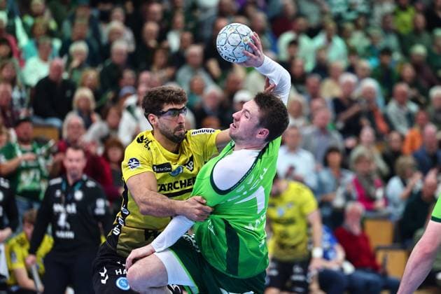 Antonio Serradilla (TVB Stuttgart, 05) im Zweikampf mit Dominik Mappes (HSG Wetzlar, 07) GER, HSG Wetzlar vs TVB Stuttgart, Handball, 1. Bundesliga, 27. Spieltag, Spielzeit 2025 2026, 02.04.2026 GER, HSG Wetzlar vs TVB Stuttgart, Handball, 1. Bundesliga, 27. Spieltag, Spielzeit 2025 2026, 02.04.2026 Wetzlar Copyright: xEibner-Pressefoto RenexWeissx EP_RWS