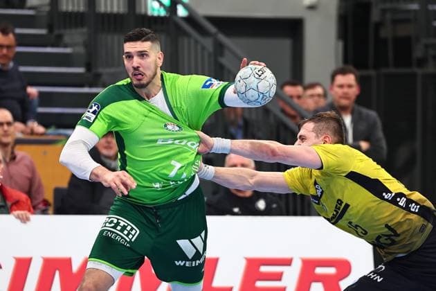 Stefan Cavor (HSG Wetzlar, 77) im Zweikampf mit Simone Mengon (TVB Stuttgart, 15) GER, HSG Wetzlar vs TVB Stuttgart, Handball, 1. Bundesliga, 27. Spieltag, Spielzeit 2025 2026, 02.04.2026 GER, HSG Wetzlar vs TVB Stuttgart, Handball, 1. Bundesliga, 27. Spieltag, Spielzeit 2025 2026, 02.04.2026 Wetzlar Copyright: xEibner-Pressefoto RenexWeissx EP_RWS