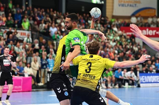 Torwurf von Philipp Ahouansou (HSG Wetzlar, 19) im Zweikampf mit im Zweikampf mit GER, HSG Wetzlar vs TVB Stuttgart, Handball, 1. Bundesliga, 27. Spieltag, Spielzeit 2025 2026, 02.04.2026 GER, HSG Wetzlar vs TVB Stuttgart, Handball, 1. Bundesliga, 27. Spieltag, Spielzeit 2025 2026, 02.04.2026 Wetzlar Copyright: xEibner-Pressefoto RenexWeissx EP_RWS