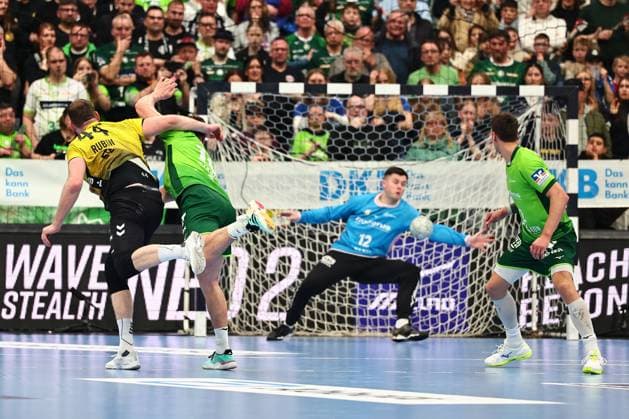 Anadin Suljakovic (HSG Wetzlar, 12) haelt den letzten Wurf des Spiels gegen Lenny Rubin (TVB Stuttgart, 44) GER, HSG Wetzlar vs TVB Stuttgart, Handball, 1. Bundesliga, 27. Spieltag, Spielzeit 2025 2026, 02.04.2026 GER, HSG Wetzlar vs TVB Stuttgart, Handball, 1. Bundesliga, 27. Spieltag, Spielzeit 2025 2026, 02.04.2026 Wetzlar Copyright: xEibner-Pressefoto RenexWeissx EP_RWS