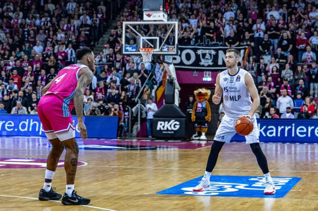 Ryan Mikesell (MLP Academics Heidelberg, 33) vv Jeff Garrett Jr. (Telekom Baskets Bonn, 04) Telekom Baskets Bonn vs. MLP Academics Heidelberg, Basketball, easy Credit BBL, 27. Spieltag, 2025 2026, 02.04.2026 Telekom Baskets Bonn vs. MLP Academics Heidelberg, Basketball, easy Credit BBL, 27. Spieltag, 2025 2026, 02.04.2026 Bonn Copyright: xEibner-Pressefoto GerhardxWingenderx EP_GWR
