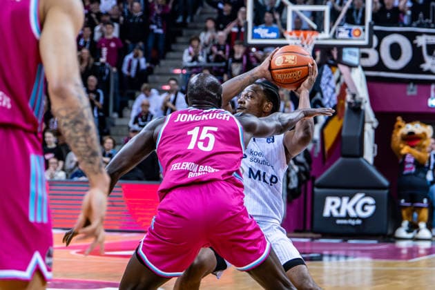 Noah Koch (MLP Academics Heidelberg, 01) vs Kur Jongkuch (Telekom Baskets Bonn, 15) Telekom Baskets Bonn vs. MLP Academics Heidelberg, Basketball, easy Credit BBL, 27. Spieltag, 2025 2026, 02.04.2026 Telekom Baskets Bonn vs. MLP Academics Heidelberg, Basketball, easy Credit BBL, 27. Spieltag, 2025 2026, 02.04.2026 Bonn Copyright: xEibner-Pressefoto GerhardxWingenderx EP_GWR