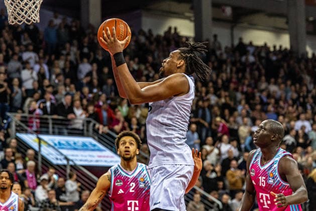Osun Osunniyi (MLP Academics Heidelberg, 12) allein am Korb, Kur Jongkuch (Telekom Baskets Bonn, 15) und Alijah Comithier (Telekom Baskets Bonn, 02) schauen zu Telekom Baskets Bonn vs. MLP Academics Heidelberg, Basketball, easy Credit BBL, 27. Spieltag, 2025 2026, 02.04.2026 Telekom Baskets Bonn vs. MLP Academics Heidelberg, Basketball, easy Credit BBL, 27. Spieltag, 2025 2026, 02.04.2026 Bonn Copyright: xEibner-Pressefoto GerhardxWingenderx EP_GWR