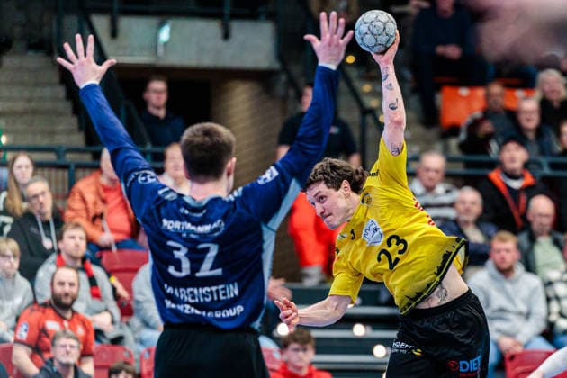 v.l. Leon Grabenstein (TuS N-Luebbecke, 32), Jannes Krone (HSC 2000 Coburg, 23) GER, TuS N-Luebbecke vs. HSC 2000 Coburg, Handball, 2. Bundesliga, 26. Spieltag, Spielzeit 2025 2026, 02.04.2026 GER, TuS N-Luebbecke vs. HSC 2000 Coburg, Handball, 2. Bundesliga, 26. Spieltag, Spielzeit 2025 2026, 02.04.2026 Luebbecke Copyright: xEibner-Pressefoto JanxRollingerx EP_JSK