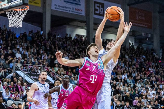 Ryan Mikesell (MLP Academics Heidelberg, 33) vs Grayson Murphy (Telekom Baskets Bonn, 07), Paul Zipser (MLP Academics Heidelberg, 09) Telekom Baskets Bonn vs. MLP Academics Heidelberg, Basketball, easy Credit BBL, 27. Spieltag, 2025 2026, 02.04.2026 Telekom Baskets Bonn vs. MLP Academics Heidelberg, Basketball, easy Credit BBL, 27. Spieltag, 2025 2026, 02.04.2026 Bonn Copyright: xEibner-Pressefoto GerhardxWingenderx EP_GWR