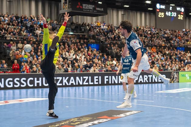 Eloy Morante Maldonado (Bergischer HC 06, 33) ueberwindet Dominik Kuzmanović (VfL Gummersbach, 01). Bergischer HC vs. VfL Gummersbach, Handball, DAIKIN HBL, 27. Spieltag, Saison 2025 2026, 02.04.2026 Bergischer HC vs. VfL Gummersbach, Handball, DAIKIN HBL, 27. Spieltag, Saison 2025 2026, 02.04.2026 Duesseldorf Copyright: xEibner-Pressefoto ThomasxHaeslerx EP_THR