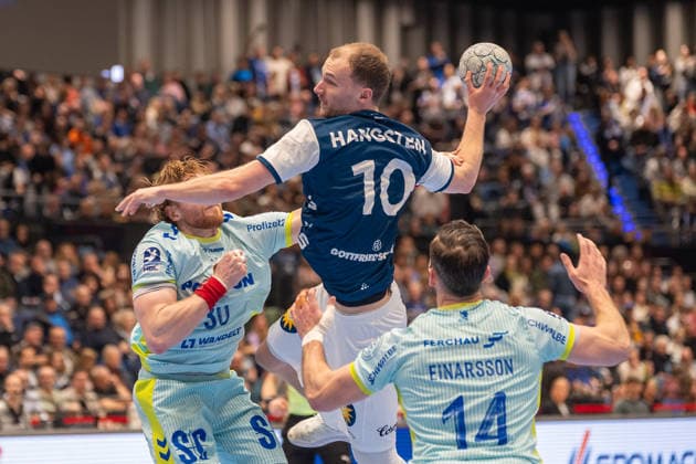 Zweikampf zwischen Tom Kiesler (VfL Gummersbach, 30), Fynn Hangstein (Bergischer HC 06, 10) und Teitur Oern Einarsson (Vfl Gummersbach, 14). Bergischer HC vs. VfL Gummersbach, Handball, DAIKIN HBL, 27. Spieltag, Saison 2025 2026, 02.04.2026 Bergischer HC vs. VfL Gummersbach, Handball, DAIKIN HBL, 27. Spieltag, Saison 2025 2026, 02.04.2026 Duesseldorf Copyright: xEibner-Pressefoto ThomasxHaeslerx EP_THR