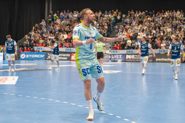 Lukas Blohme (VfL Gummersbach, 08) motiviert die Gaestefans. Bergischer HC vs. VfL Gummersbach, Handball, DAIKIN HBL, 27. Spieltag, Saison 2025 2026, 02.04.2026 Bergischer HC vs. VfL Gummersbach, Handball, DAIKIN HBL, 27. Spieltag, Saison 2025 2026, 02.04.2026 Duesseldorf Copyright: xEibner-Pressefoto ThomasxHaeslerx EP_THR