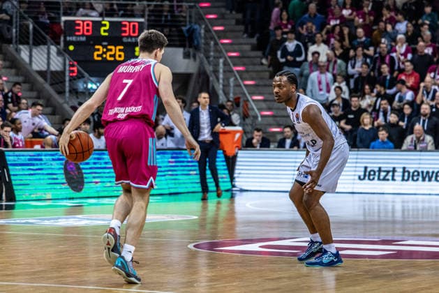DJ Damariae Horne (MLP Academics Heidelberg, 00) vs Grayson Murphy (Telekom Baskets Bonn, 07) Telekom Baskets Bonn vs. MLP Academics Heidelberg, Basketball, easy Credit BBL, 27. Spieltag, 2025 2026, 02.04.2026 Telekom Baskets Bonn vs. MLP Academics Heidelberg, Basketball, easy Credit BBL, 27. Spieltag, 2025 2026, 02.04.2026 Bonn Copyright: xEibner-Pressefoto GerhardxWingenderx EP_GWR