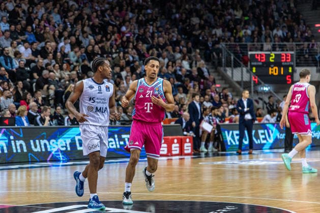 Topscorer Joel Sadu Aminu (Telekom Baskets Bonn, 21) mit DJ Damariae Horne (MLP Academics Heidelberg, 00) Telekom Baskets Bonn vs. MLP Academics Heidelberg, Basketball, easy Credit BBL, 27. Spieltag, 2025 2026, 02.04.2026 Telekom Baskets Bonn vs. MLP Academics Heidelberg, Basketball, easy Credit BBL, 27. Spieltag, 2025 2026, 02.04.2026 Bonn Copyright: xEibner-Pressefoto GerhardxWingenderx EP_GWR