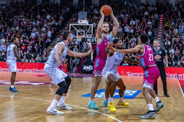 Melvin Jostmann (Telekom Baskets Bonn, 12) mit Joel Sadu Aminu (Telekom Baskets Bonn, 21) vs DJ Damariae Horne (MLP Academics Heidelberg, 00), Paul Zipser (MLP Academics Heidelberg, 09), DJ Damariae Horne (MLP Academics Heidelberg, 00) Telekom Baskets Bonn vs. MLP Academics Heidelberg, Basketball, easy Credit BBL, 27. Spieltag, 2025 2026, 02.04.2026 Telekom Baskets Bonn vs. MLP Academics Heidelberg, Basketball, easy Credit BBL, 27. Spieltag, 2025 2026, 02.04.2026 Bonn Copyright: xEibner-Pressefoto GerhardxWingenderx EP_GWR