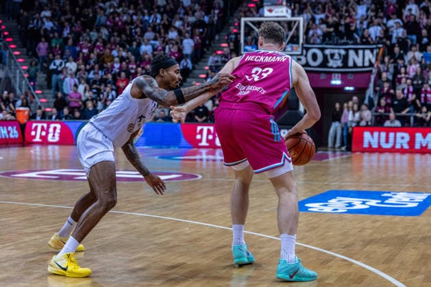 Patrick Heckmann (Telekom Baskets Bonn, 33) vs Michael Weathers (MLP Academics Heidelberg, 20) Telekom Baskets Bonn vs. MLP Academics Heidelberg, Basketball, easy Credit BBL, 27. Spieltag, 2025 2026, 02.04.2026 Telekom Baskets Bonn vs. MLP Academics Heidelberg, Basketball, easy Credit BBL, 27. Spieltag, 2025 2026, 02.04.2026 Bonn Copyright: xEibner-Pressefoto GerhardxWingenderx EP_GWR