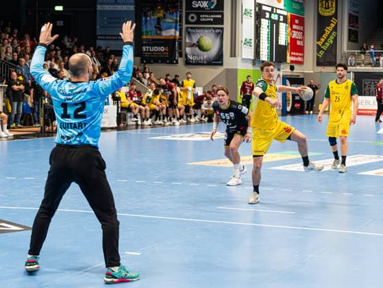Pierre Busch (VfL Eintracht Hagen, 83) beim Siebenmeter gegen Pau Guitart Alguacil (HSG Krefeld Niederrhein, 12) VfL Eintracht Hagen vs. HSG Krefeld Niederrhein, Handball, 2. Bundesliga, 26. Spieltag, Saison 2025 2026, 02.04.2026 VfL Eintracht Hagen vs. HSG Krefeld Niederrhein, Handball, 2. Bundesliga, 26. Spieltag, Saison 2025 2026, 02.04.2026 Hagen Copyright: xEibner-Pressefoto Kruczynskix EP_DKI