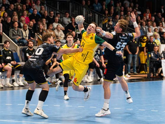 Linus Kutz (VfL Eintracht Hagen, 34) beim Torwurf gegen Lukas Siegler (HSG Krefeld Niederrhein, 20) und Niklas Ingenpass (HSG Krefeld Niederrhein, 55) VfL Eintracht Hagen vs. HSG Krefeld Niederrhein, Handball, 2. Bundesliga, 26. Spieltag, Saison 2025 2026, 02.04.2026 VfL Eintracht Hagen vs. HSG Krefeld Niederrhein, Handball, 2. Bundesliga, 26. Spieltag, Saison 2025 2026, 02.04.2026 Hagen Copyright: xEibner-Pressefoto Kruczynskix EP_DKI