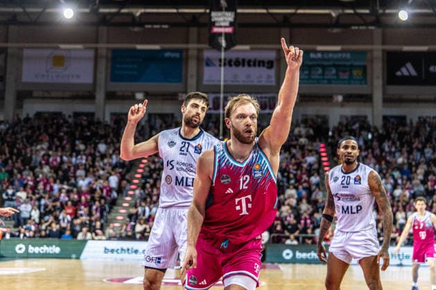 Melvin Jostmann (Telekom Baskets Bonn, 12) freut sich ueber einen Ballgewinn, Mateo Seric (MLP Academics Heidelberg, 21) Telekom Baskets Bonn vs. MLP Academics Heidelberg, Basketball, easy Credit BBL, 27. Spieltag, 2025 2026, 02.04.2026 Telekom Baskets Bonn vs. MLP Academics Heidelberg, Basketball, easy Credit BBL, 27. Spieltag, 2025 2026, 02.04.2026 Bonn Copyright: xEibner-Pressefoto GerhardxWingenderx EP_GWR
