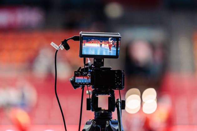 Symbolbild, Kamera mit Bildschirm fuer die Uebertragung des Spiels im Livestream GER, TuS N-Luebbecke vs. HSC 2000 Coburg, Handball, 2. Bundesliga, 26. Spieltag, Spielzeit 2025 2026, 02.04.2026 GER, TuS N-Luebbecke vs. HSC 2000 Coburg, Handball, 2. Bundesliga, 26. Spieltag, Spielzeit 2025 2026, 02.04.2026 Luebbecke Copyright: xEibner-Pressefoto JanxRollingerx EP_JSK