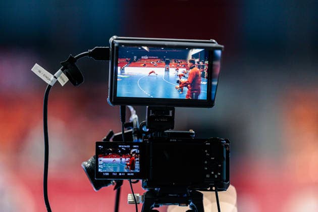 Symbolbild, Kamera mit Bildschirm fuer die Uebertragung des Spiels im Livestream GER, TuS N-Luebbecke vs. HSC 2000 Coburg, Handball, 2. Bundesliga, 26. Spieltag, Spielzeit 2025 2026, 02.04.2026 GER, TuS N-Luebbecke vs. HSC 2000 Coburg, Handball, 2. Bundesliga, 26. Spieltag, Spielzeit 2025 2026, 02.04.2026 Luebbecke Copyright: xEibner-Pressefoto JanxRollingerx EP_JSK