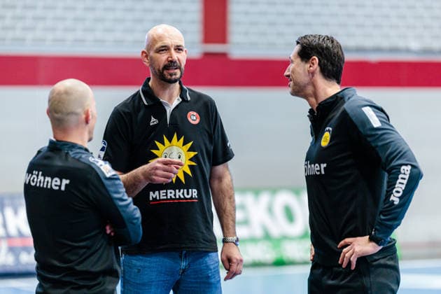 v.l. Davor Rokavec (HSC 2000 Coburg, Co-Trainer), Davor Dominikovic (TuS N-Luebbecke, Trainer), Anel Mahmutefendic (HSC 2000 Coburg, Trainer) GER, TuS N-Luebbecke vs. HSC 2000 Coburg, Handball, 2. Bundesliga, 26. Spieltag, Spielzeit 2025 2026, 02.04.2026 GER, TuS N-Luebbecke vs. HSC 2000 Coburg, Handball, 2. Bundesliga, 26. Spieltag, Spielzeit 2025 2026, 02.04.2026 Luebbecke Copyright: xEibner-Pressefoto JanxRollingerx EP_JSK