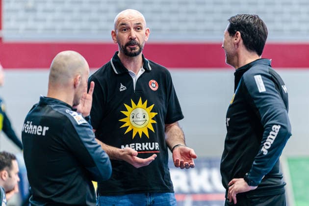 v.l. Davor Rokavec (HSC 2000 Coburg, Co-Trainer), Davor Dominikovic (TuS N-Luebbecke, Trainer), Anel Mahmutefendic (HSC 2000 Coburg, Trainer) GER, TuS N-Luebbecke vs. HSC 2000 Coburg, Handball, 2. Bundesliga, 26. Spieltag, Spielzeit 2025 2026, 02.04.2026 GER, TuS N-Luebbecke vs. HSC 2000 Coburg, Handball, 2. Bundesliga, 26. Spieltag, Spielzeit 2025 2026, 02.04.2026 Luebbecke Copyright: xEibner-Pressefoto JanxRollingerx EP_JSK