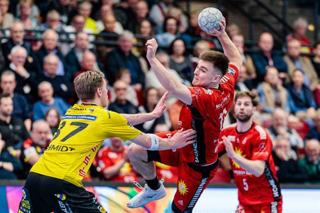 v.l. Jesper Schmidt (HSC 2000 Coburg, 87), Kasper Haugen Furu (TuS N-Luebbecke, 11) GER, TuS N-Luebbecke vs. HSC 2000 Coburg, Handball, 2. Bundesliga, 26. Spieltag, Spielzeit 2025 2026, 02.04.2026 GER, TuS N-Luebbecke vs. HSC 2000 Coburg, Handball, 2. Bundesliga, 26. Spieltag, Spielzeit 2025 2026, 02.04.2026 Luebbecke Copyright: xEibner-Pressefoto JanxRollingerx EP_JSK