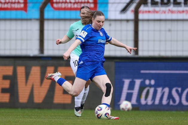 Marleen Kropp (SV Meppen, 9) am Ball, Einzelbild, Ganzkörper, Aktion, Action, Spielszene, DIE DFB-RICHTLINIEN UNTERSAGEN JEGLICHE NUTZUNG VON FOTOS ALS SEQUENZBILDER UND ODER VIDEOÄHNLICHE FOTOSTRECKEN. DFB REGULATIONS PROHIBIT ANY USE OF PHOTOGRAPHS AS IMAGE SEQUENCES AND OR QUASI-VIDEO., 04.04.2026, Meppen (Deutschland), Fussball, 2. Frauen-Bundesliga, SV Meppen - SC Sand