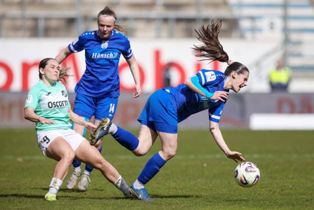 v.li.: Pija Reininger (SC Sand, 9) und Marie Bleil (SV Meppen, 7) im Zweikampf, Duell, Dynamik, Aktion, Action, Spielszene, DIE DFB-RICHTLINIEN UNTERSAGEN JEGLICHE NUTZUNG VON FOTOS ALS SEQUENZBILDER UND ODER VIDEOÄHNLICHE FOTOSTRECKEN. DFB REGULATIONS PROHIBIT ANY USE OF PHOTOGRAPHS AS IMAGE SEQUENCES AND OR QUASI-VIDEO., 04.04.2026, Meppen (Deutschland), Fussball, 2. Frauen-Bundesliga, SV Meppen - SC Sand