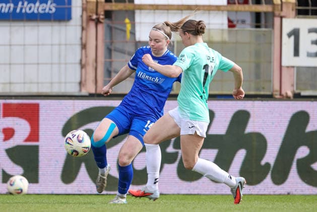 v.li.: Bente Bode (SV Meppen, 14) und Emily Yaple (SC Sand, 14) im Zweikampf, Duell, Dynamik, Aktion, Action, Spielszene, DIE DFB-RICHTLINIEN UNTERSAGEN JEGLICHE NUTZUNG VON FOTOS ALS SEQUENZBILDER UND ODER VIDEOÄHNLICHE FOTOSTRECKEN. DFB REGULATIONS PROHIBIT ANY USE OF PHOTOGRAPHS AS IMAGE SEQUENCES AND OR QUASI-VIDEO., 04.04.2026, Meppen (Deutschland), Fussball, 2. Frauen-Bundesliga, SV Meppen - SC Sand