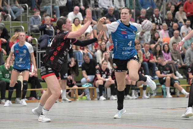 Theresa Lettl (ESV 1927 Regensburg, 04) beim Wurf Tor gegen Lisa Fuchs (TG Nuertingen, 24) TG Nuertingen vs. ESV 1927 Regensburg, Alsco Handball 2.Bundesliga Frauen, 23.Ligaspieltag, Saison 2025 2026, 04.04.2026 TG Nuertingen vs. ESV 1927 Regensburg, Alsco Handball 2.Bundesliga Frauen, 23.Ligaspieltag, Saison 2025 2026, 04.04.2026 Nuertingen Copyright: xEibner-Pressefotox TobiasxBaurx EP_TBR