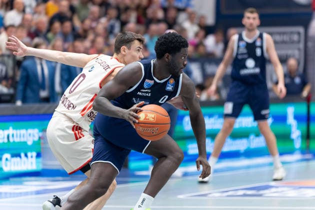Nenad Dimitrijevic (FCBB, 0), Khyri Thomas (MBC, 0), Syntainics MBC vs. FC Bayern Muenchen Basketball, Basketball, 1. Bundesliga, Maenner, 28. Spieltag, Saison 2025 26, 04.04.2026. Weißenfels Stadthalle Sachsen-Anhalt Deutschland