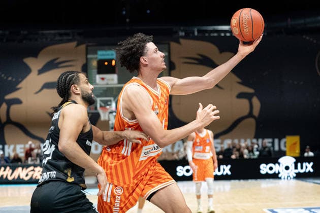 Alec Anigbata (Nr. 21 ratiopharm Ulm) gegen Kaza Kajami-Keane (Nr. 24 Basketball Loewen Braunschweig) GER, Basketball Loewen Braunschweig gegen ratiopharm Ulm, Basketball, easyCredit BBL, Woche 28, Spielzeit 2025 26, 04.04.2026 GER, Basketball Loewen Braunschweig gegen ratiopharm Ulm, Basketball, easyCredit BBL, Woche 28, Spielzeit 2025 26, 04.04.2026 Braunschweig Copyright: xEibner-Pressefoto DanielxREINELTx EP_DRT