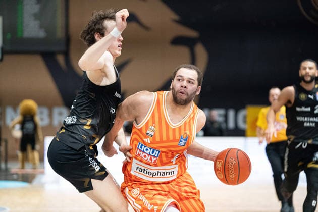 Christopher Ledlum (Nr. 4 ratiopharm Ulm) gegen Benny Schroeder (Nr. 2 Basketball Loewen Braunschweig) GER, Basketball Loewen Braunschweig gegen ratiopharm Ulm, Basketball, easyCredit BBL, Woche 28, Spielzeit 2025 26, 04.04.2026 GER, Basketball Loewen Braunschweig gegen ratiopharm Ulm, Basketball, easyCredit BBL, Woche 28, Spielzeit 2025 26, 04.04.2026 Braunschweig Copyright: xEibner-Pressefoto DanielxREINELTx EP_DRT