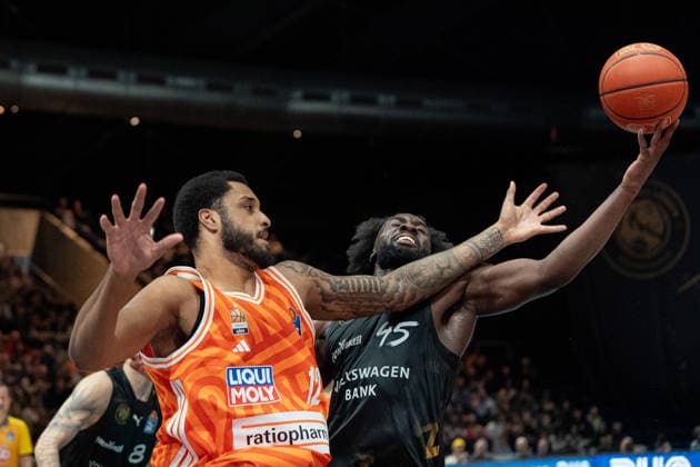 Joel Sorianpo (Nr. 12 ratiopharm Ulm) gegen Oluwasimisola Shittu (Nr. 45 Basketball Loewen Braunschweig) GER, Basketball Loewen Braunschweig gegen ratiopharm Ulm, Basketball, easyCredit BBL, Woche 28, Spielzeit 2025 26, 04.04.2026 GER, Basketball Loewen Braunschweig gegen ratiopharm Ulm, Basketball, easyCredit BBL, Woche 28, Spielzeit 2025 26, 04.04.2026 Braunschweig Copyright: xEibner-Pressefoto DanielxREINELTx EP_DRT