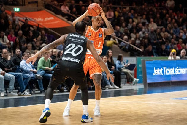 Nelson Weidemann (Nr. 0 ratiopharm Ulm) gegen Bryant Crawford (Nr. 20 Basketball Loewen Braunschweig) GER, Basketball Loewen Braunschweig gegen ratiopharm Ulm, Basketball, easyCredit BBL, Woche 28, Spielzeit 2025 26, 04.04.2026 GER, Basketball Loewen Braunschweig gegen ratiopharm Ulm, Basketball, easyCredit BBL, Woche 28, Spielzeit 2025 26, 04.04.2026 Braunschweig Copyright: xEibner-Pressefoto DanielxREINELTx EP_DRT