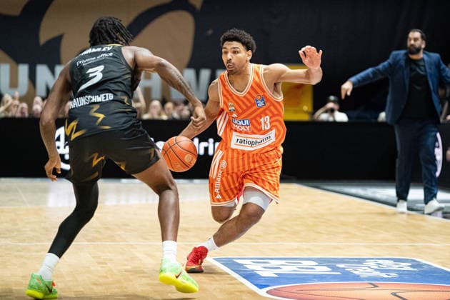 Mark Smith (Nr. 13 ratiopharm Ulm) gegen Jushua Hawley (Nr. 3 Basketball Loewen Braunschweig) GER, Basketball Loewen Braunschweig gegen ratiopharm Ulm, Basketball, easyCredit BBL, Woche 28, Spielzeit 2025 26, 04.04.2026 GER, Basketball Loewen Braunschweig gegen ratiopharm Ulm, Basketball, easyCredit BBL, Woche 28, Spielzeit 2025 26, 04.04.2026 Braunschweig Copyright: xEibner-Pressefoto DanielxREINELTx EP_DRT