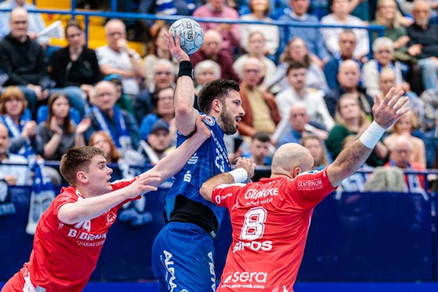 v.l. Reynir Thor Stefansson (MT Melsungen, 19), Niels Gerardus Versteijnen (TBV Lemgo Lippe, 25), Adrian Sipos (MT Melsungen, 08) GER, TBV Lemgo Lippe vs. MT Melsungen, Handball, 1. Bundesliga, 27. Spieltag, Spielzeit 2025 2026, 04.04.2026 GER, TBV Lemgo Lippe vs. MT Melsungen, Handball, 1. Bundesliga, 27. Spieltag, Spielzeit 2025 2026, 04.04.2026 Lemgo Copyright: xEibner-Pressefoto JanxRollingerx EP_JSK
