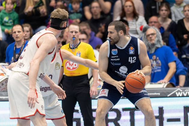 Niels Giffey (FCBB, 5), Nenad Dimitrijevic (FCBB, 0), Nemanja Djurisic (MBC, 42), Syntainics MBC vs. FC Bayern Muenchen Basketball, Basketball, 1. Bundesliga, Maenner, 28. Spieltag, Saison 2025 26, 04.04.2026. Weißenfels Stadthalle Sachsen-Anhalt Deutschland