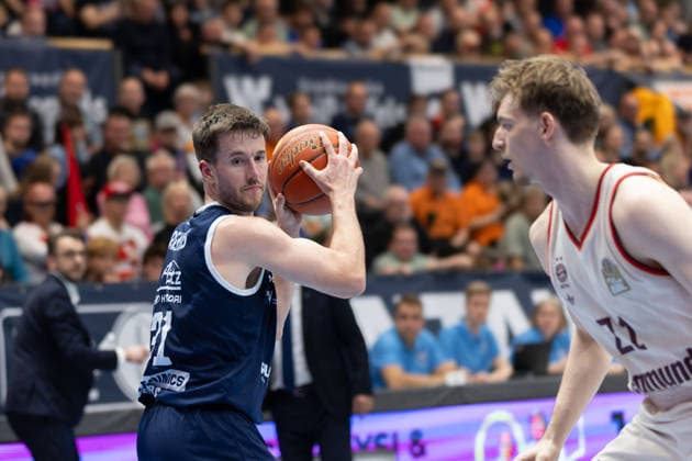 Spencer Reaves (MBC, 31), Justus Hollatz (FCBB, 21), Syntainics MBC vs. FC Bayern Muenchen Basketball, Basketball, 1. Bundesliga, Maenner, 28. Spieltag, Saison 2025 26, 04.04.2026. Weißenfels Stadthalle Sachsen-Anhalt Deutschland