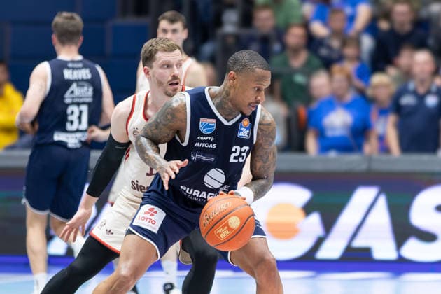 Andreas Obst (FCBB, 13), Charles Callison (MBC, 23), Syntainics MBC vs. FC Bayern Muenchen Basketball, Basketball, 1. Bundesliga, Maenner, 28. Spieltag, Saison 2025 26, 04.04.2026. Weißenfels Stadthalle Sachsen-Anhalt Deutschland