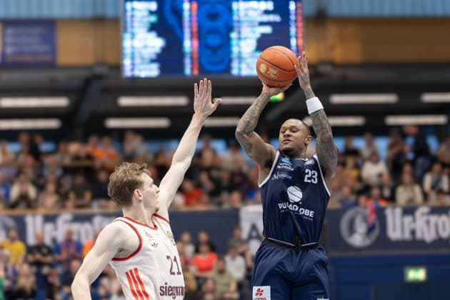 Justus Hollatz (FCBB, 21), Charles Callison (MBC, 23), Syntainics MBC vs. FC Bayern Muenchen Basketball, Basketball, 1. Bundesliga, Maenner, 28. Spieltag, Saison 2025 26, 04.04.2026. Weißenfels Stadthalle Sachsen-Anhalt Deutschland