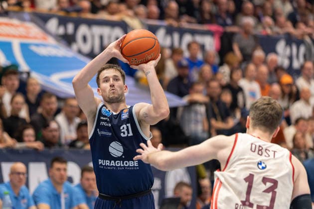 Spencer Reaves (MBC, 31), Andreas Obst (FCBB, 13), Syntainics MBC vs. FC Bayern Muenchen Basketball, Basketball, 1. Bundesliga, Maenner, 28. Spieltag, Saison 2025 26, 04.04.2026. Weißenfels Stadthalle Sachsen-Anhalt Deutschland
