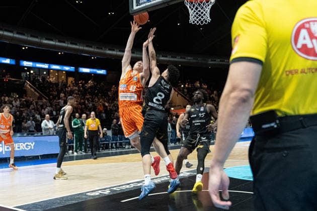 Christian Sengfelder (Nr. 43 ratiopharm Ulm) gegen Joshua Obiesie (Nr. 8 Basketball Loewen Braunschweig) am Korb GER, Basketball Loewen Braunschweig gegen ratiopharm Ulm, Basketball, easyCredit BBL, Woche 28, Spielzeit 2025 26, 04.04.2026 GER, Basketball Loewen Braunschweig gegen ratiopharm Ulm, Basketball, easyCredit BBL, Woche 28, Spielzeit 2025 26, 04.04.2026 Braunschweig Copyright: xEibner-Pressefoto DanielxREINELTx EP_DRT