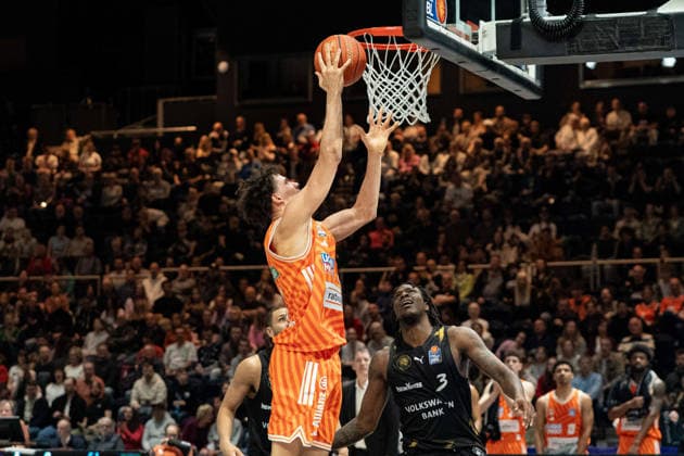 Alec Anigbata (Nr. 21 ratiopharm Ulm) am Korb gegen Jushua Hawley (Nr. 3 Basketball Loewen Braunschweig) GER, Basketball Loewen Braunschweig gegen ratiopharm Ulm, Basketball, easyCredit BBL, Woche 28, Spielzeit 2025 26, 04.04.2026 GER, Basketball Loewen Braunschweig gegen ratiopharm Ulm, Basketball, easyCredit BBL, Woche 28, Spielzeit 2025 26, 04.04.2026 Braunschweig Copyright: xEibner-Pressefoto DanielxREINELTx EP_DRT