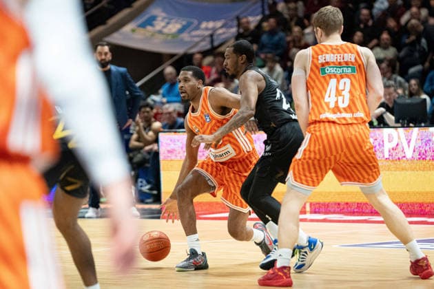 Justin Simon (Nr. 15 ratiopharm Ulm) gegen Bryant Crawford (Nr. 20 Basketball Loewen Braunschweig) GER, Basketball Loewen Braunschweig gegen ratiopharm Ulm, Basketball, easyCredit BBL, Woche 28, Spielzeit 2025 26, 04.04.2026 GER, Basketball Loewen Braunschweig gegen ratiopharm Ulm, Basketball, easyCredit BBL, Woche 28, Spielzeit 2025 26, 04.04.2026 Braunschweig Copyright: xEibner-Pressefoto DanielxREINELTx EP_DRT