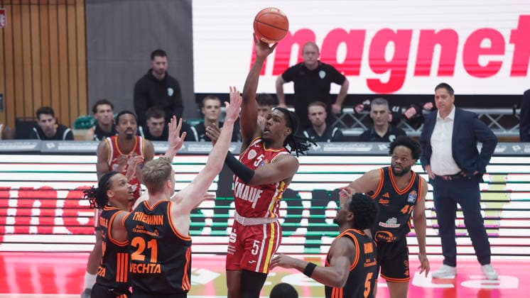 Im Bild: v.li. Alonzo Verge Jr. (RASTA Vechta, 11), Lars Thiemann (RASTA Vechta, 21), Marcus Carr(Wuerzburg Baskets, 5) mit dem Korbleger, Lioyd Pandi (RASTA Vechta, 41) und TJ Bamba (RASTA Vechta, 5) 04.04.2026, Fitness First Wuerzburg Baskets vs. RASTA Vechta, easyCredit BBL, 28. Spieltag, Deutschland, 97072, tectake-Arena Wuerzburg, Copyright: HMBxMedia xJulienxBecker