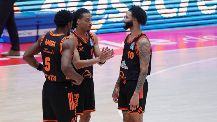 Im Bild: v.li. TJ Bamba (RASTA Vechta, 5), Alonzo Verge Jr. (RASTA Vechta, 11) und Tevin Brown (RASTA Vechta, 10) besprechen sich. 04.04.2026, Fitness First Wuerzburg Baskets vs. RASTA Vechta, easyCredit BBL, 28. Spieltag, Deutschland, 97072, tectake-Arena Wuerzburg, Copyright: HMBxMedia xJulienxBecker