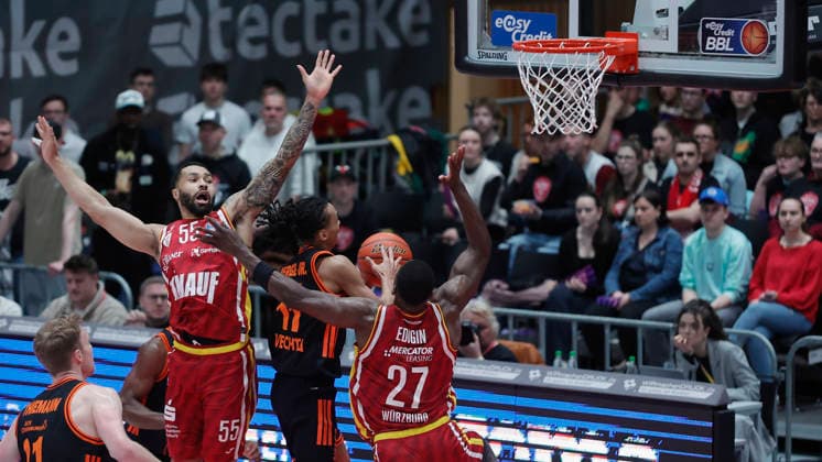Im Bild: v.li. David Muenkat (Wuerzburg Baskets, 55), links im Bild und Eddy Edigin (Wuerzburg Baskets, 27), rechts im Bild gegen den Korbleger von Alonzo Verge Jr. (RASTA Vechta, 11) 04.04.2026, Fitness First Wuerzburg Baskets vs. RASTA Vechta, easyCredit BBL, 28. Spieltag, Deutschland, 97072, tectake-Arena Wuerzburg, Copyright: HMBxMedia xJulienxBecker