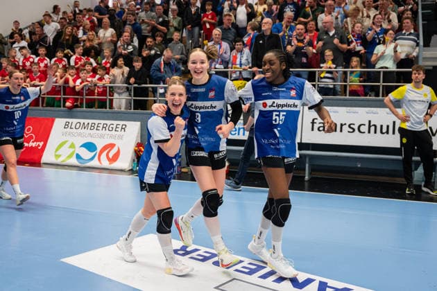 HSG Blomberg-Lippe (GER) vs. Borussia Dortmund (GER), Handball, 1. Handball Bundesliga Frauen, 22. Spieltag, 4.4.2026, Saision 2025 2026, Blomberg Alexia Hauf (HSG Blomberg-Lippe, 31), Nieke Kuehne (HSG Blomberg-Lippe, 09) und Farrelle Njinkeu (HSG Blomberg-Lippe, 55) freuen sich nach dem Sieg gegen Borussia Dortmund (GER) mit 33:31 Blomberg Sporthalle an der Ulmenallee Deutschland