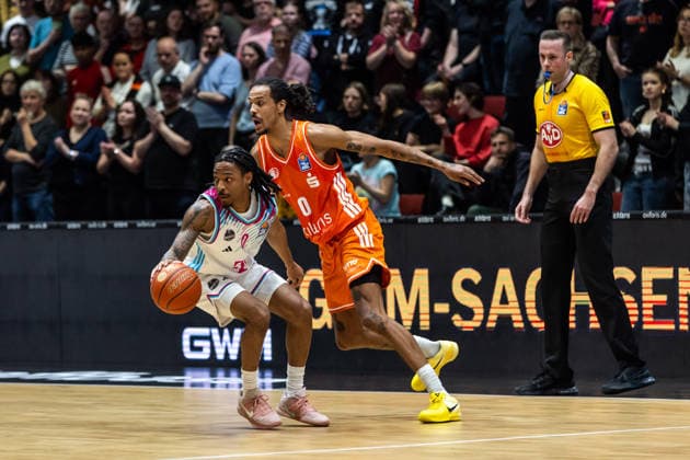 GER, easy-Credit Basketball-Bundesliga, Niners Chemnitz - Telekom Baskets Bonn. 04.04.2026, Messe, Chemnitz, GER, easy-Credit Basketball-Bundesliga, Niners Chemnitz - Telekom Baskets Bonn. Jalen Finch (Telekom Baskets Bonn, 0), Kevin Yebo (Niners Chemnitz, 0) Foto Alexander Trienitz Chemnitz Messe Sachsen Deutschland