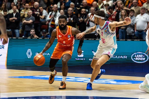 GER, easy-Credit Basketball-Bundesliga, Niners Chemnitz - Telekom Baskets Bonn. 04.04.2026, Messe, Chemnitz, GER, easy-Credit Basketball-Bundesliga, Niners Chemnitz - Telekom Baskets Bonn. Corey Davis Jr. (Niners Chemnitz, 5), Alijah Comithier (Telekom Baskets Bonn, 2) Foto Alexander Trienitz Chemnitz Messe Sachsen Deutschland